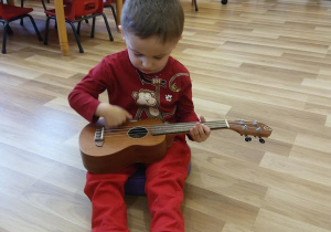 Marek gra na ukulele